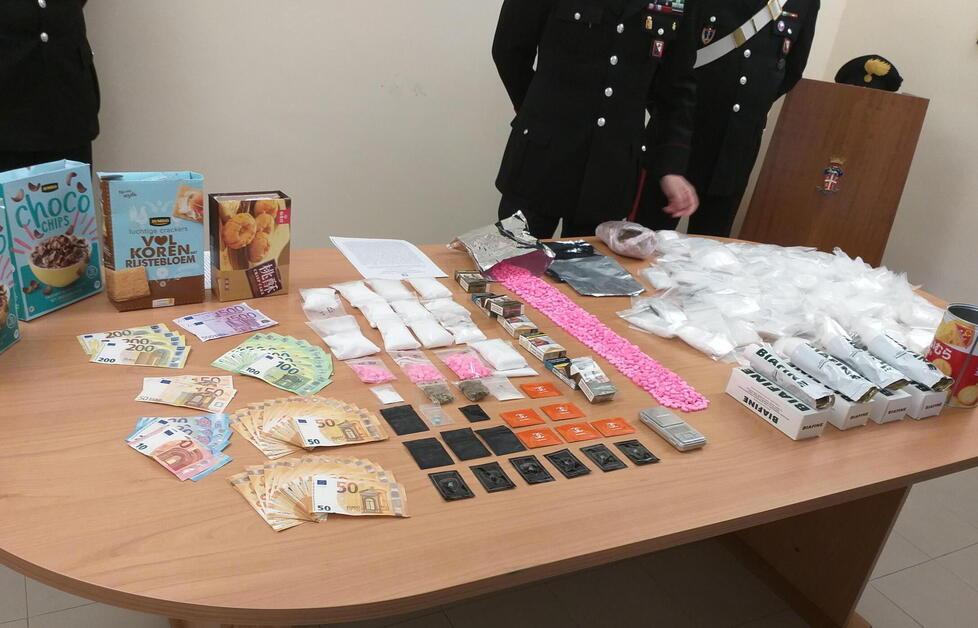 Le sostanze stupefacenti e i soldi sequestrati dai carabinieri