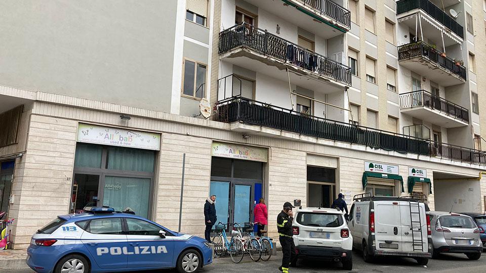 Sale all'ottavo piano di un palazzo e minaccia di buttarsi: la salva un poliziotto