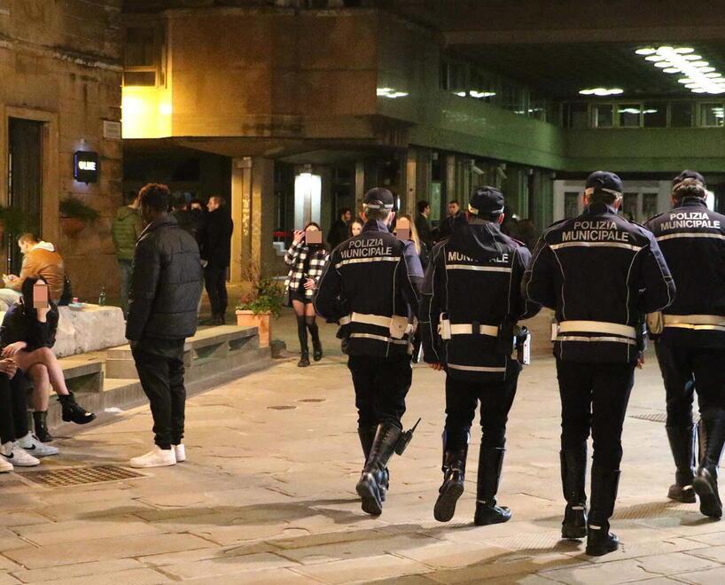 Controlli della polizia municipale nella serata di sabato