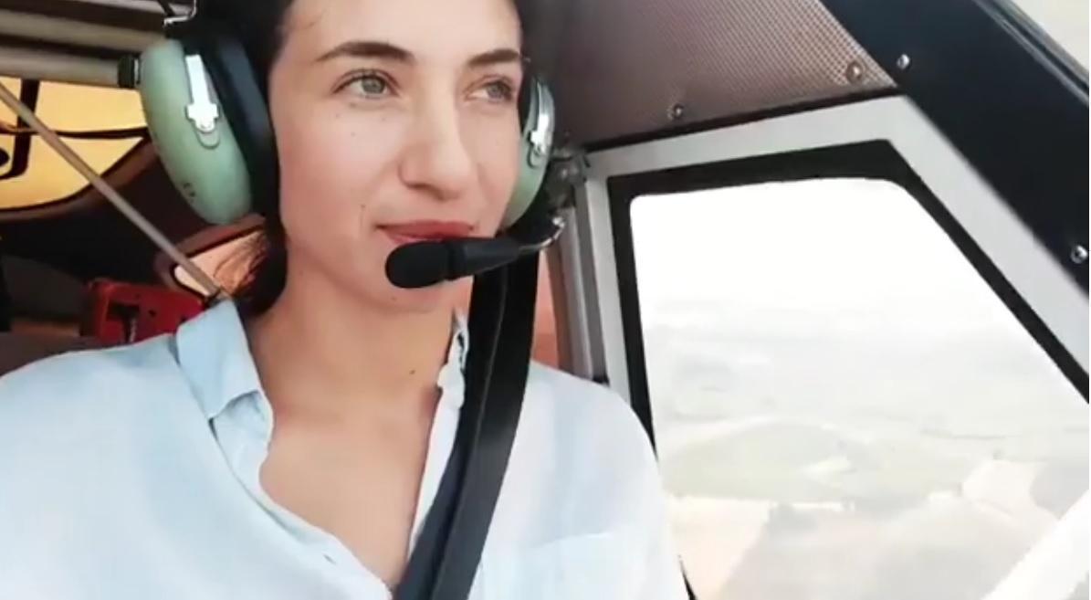 Alice alla guida di un aereo