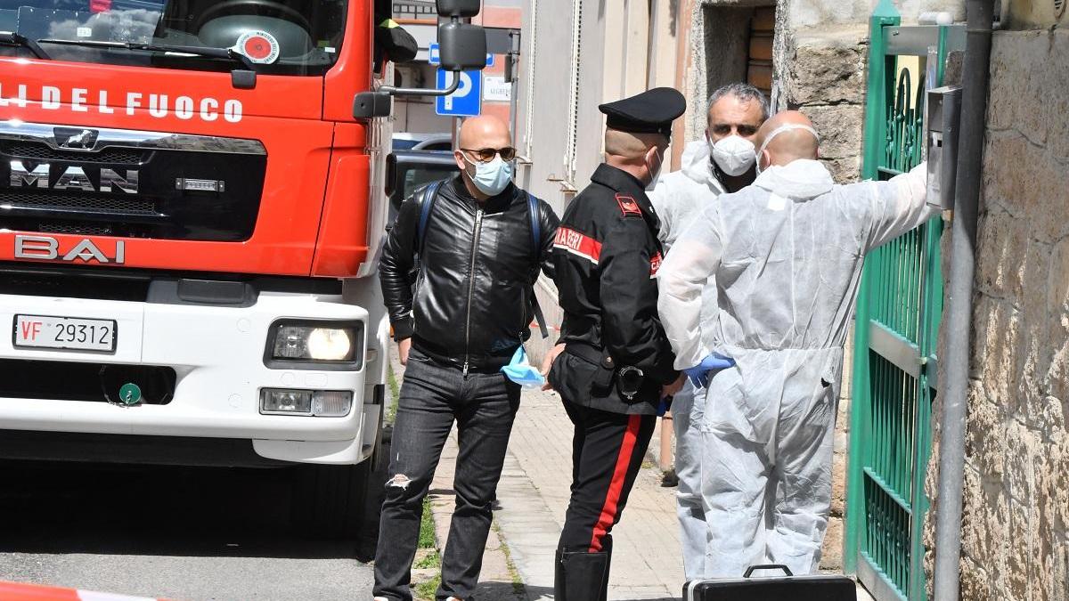 I carabinieri in via Livorno il giorno del ritrovamento del cadavere di Fara