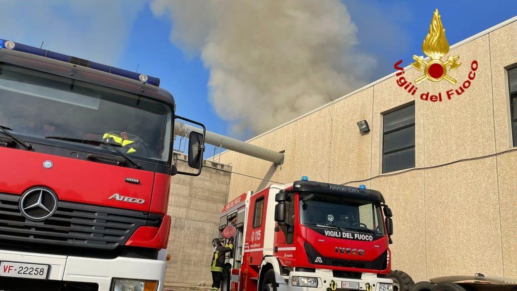 Arborea, incendio nell'impianto per il trattamento dei rifiuti