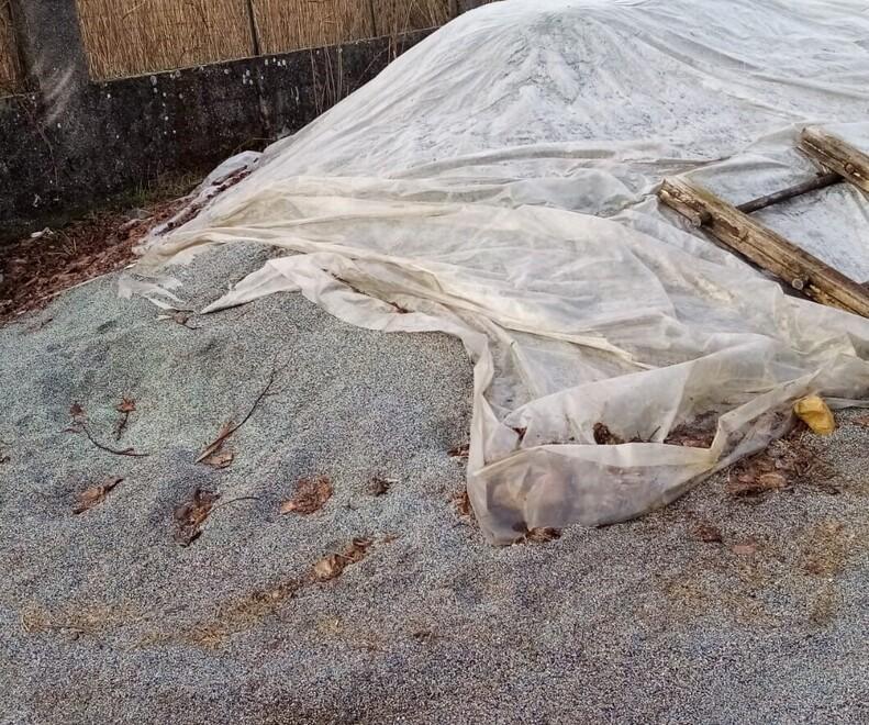 Jolanda di Savoia, passano i mesi ma il cumulo di rifiuti resta