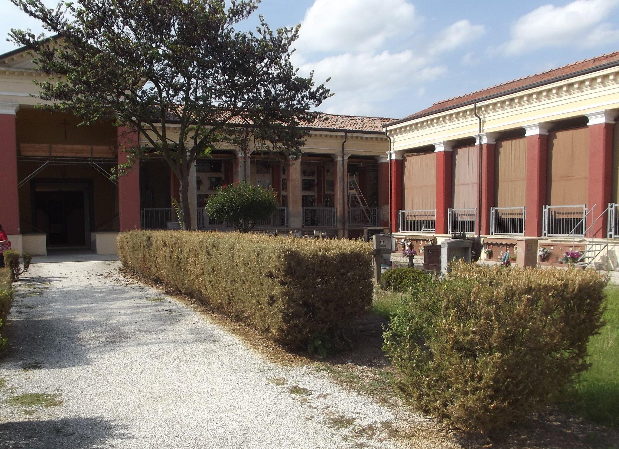 Mirandola, rubato escavatore al cimitero