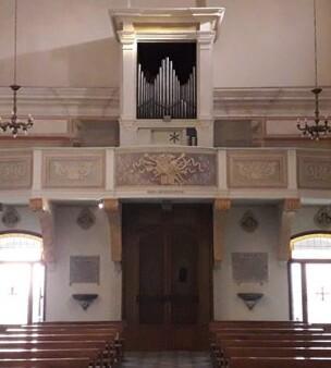 Il soppalco ligneo del coro con l’organo settecentesco del Tonci nella chiesa di Santa Chiara