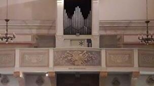Il soppalco ligneo del coro con l’organo settecentesco del Tonci nella chiesa di Santa Chiara