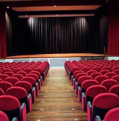 Livorno, in due nel cinema vuoto e il coprifuoco alle 20. Malinconia di un centro che non esiste più 