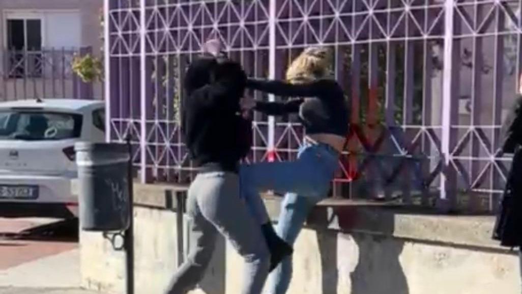 Lite tra studentesse a Sassari, una delle 16enni resta in comunità