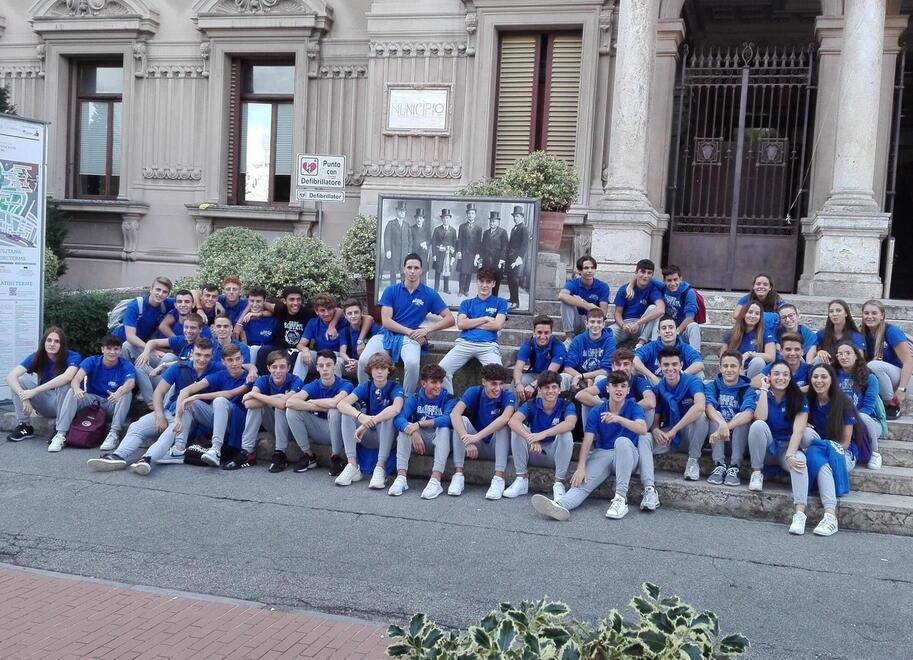 Uno scatto di gruppo degli studenti del Liceo scientifico Coluccio Salutati sulla scalinata del Municipio di Montecatini dopo una giornata di lezione nell’aula consiliare