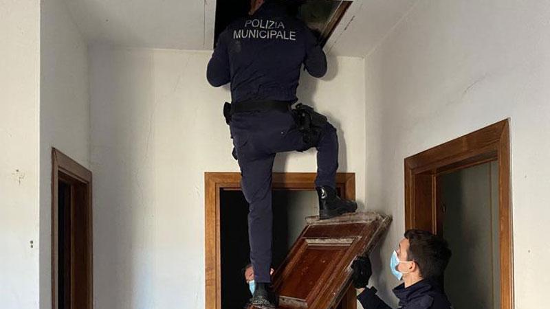 Gli agenti perquisiscono l’immobile occupato dai due giovani