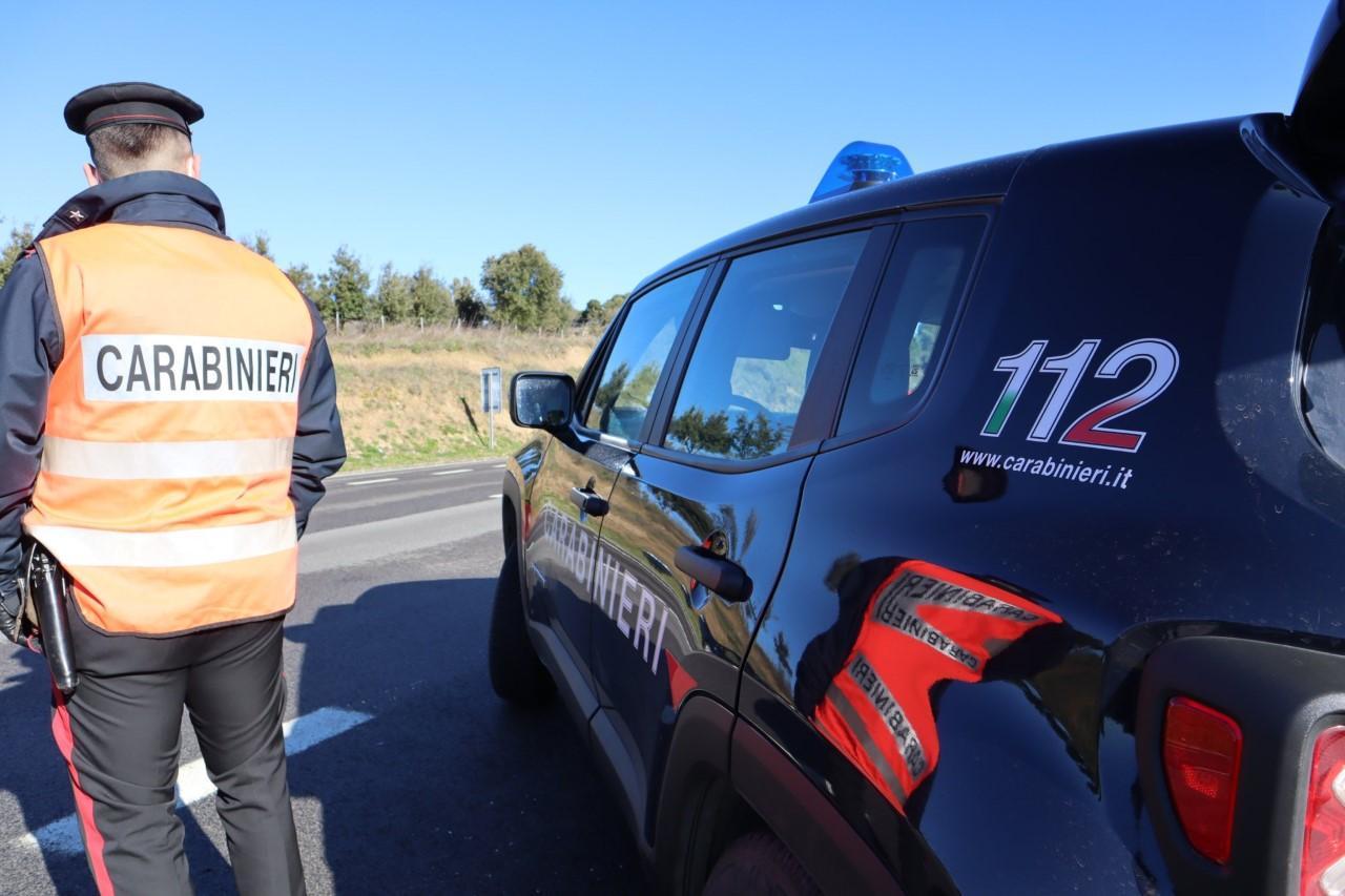 Nuoro, assicura l'auto online ma il sito è una truffa: multa e patente ritirata