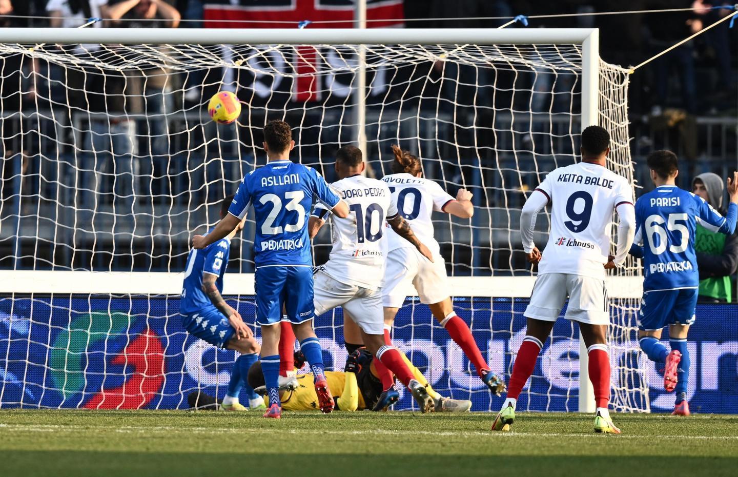 Pavoletti riporta a galla il Cagliari 