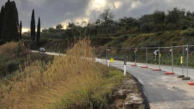 Palaia, una perdita d'acqua causa lo smottamento sulla via provinciale