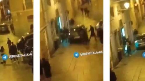 Cagliari, giovani accerchiano e danneggiano un'auto: video virale sui social 