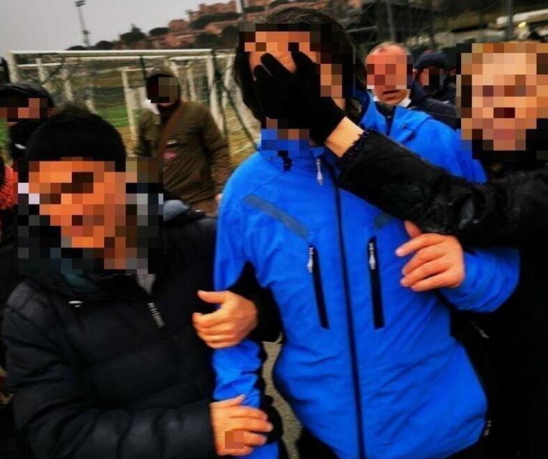 L’uomo che ha sferrato un pugno al 16enne mentre lascia lo stadio