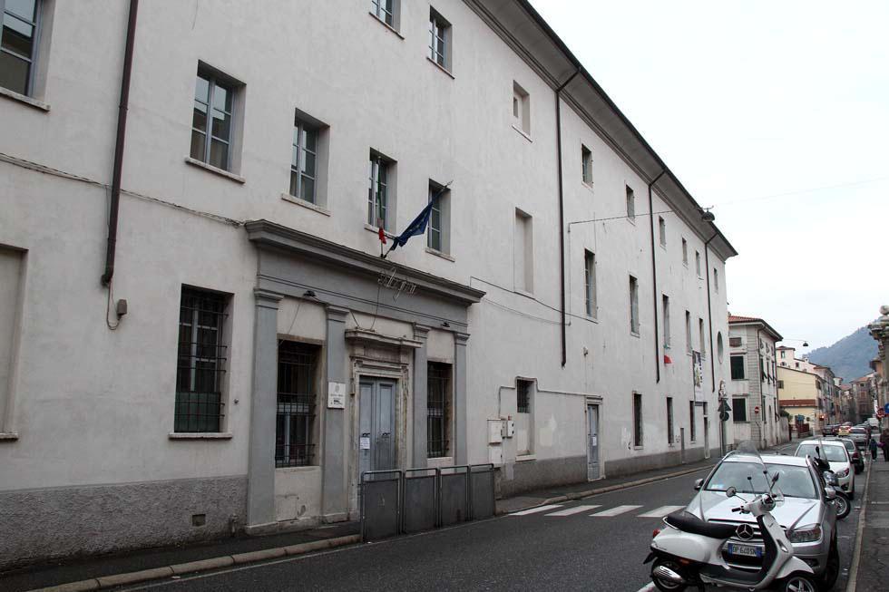 Massa, studente aggredito mentre va a scuola