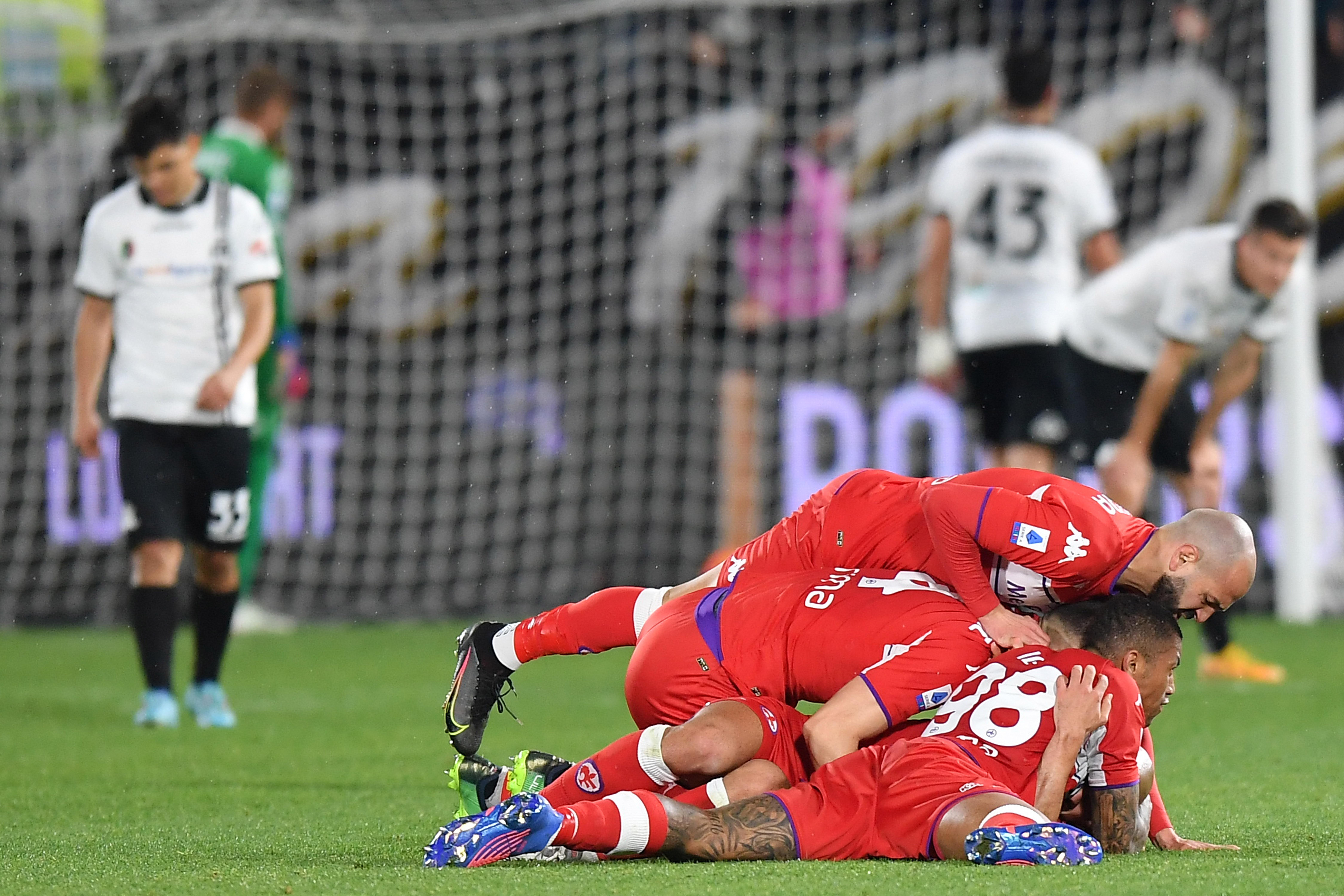 I giocatori della Fiorentina sommergono il centrocampista Amrabat nell'esultanza per la rete del 2-1 contro lo Spezia (LaPresse)