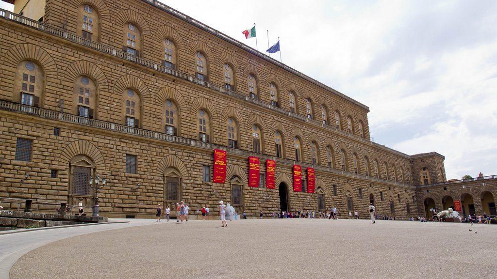 Palazzo Pitti, una delle bellezze di Firenze: un turista di 46 anni stava entrando con pistola e coltello