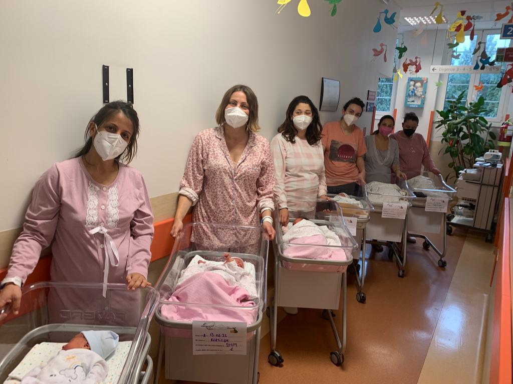 Le neo mamme che hanno dato alla luce i figli tutte nella giornata di domenica 13 febbraio all'ospedale di Livorno: una di loro, fa sapere la Asl, ha preferito non farsi fotografare