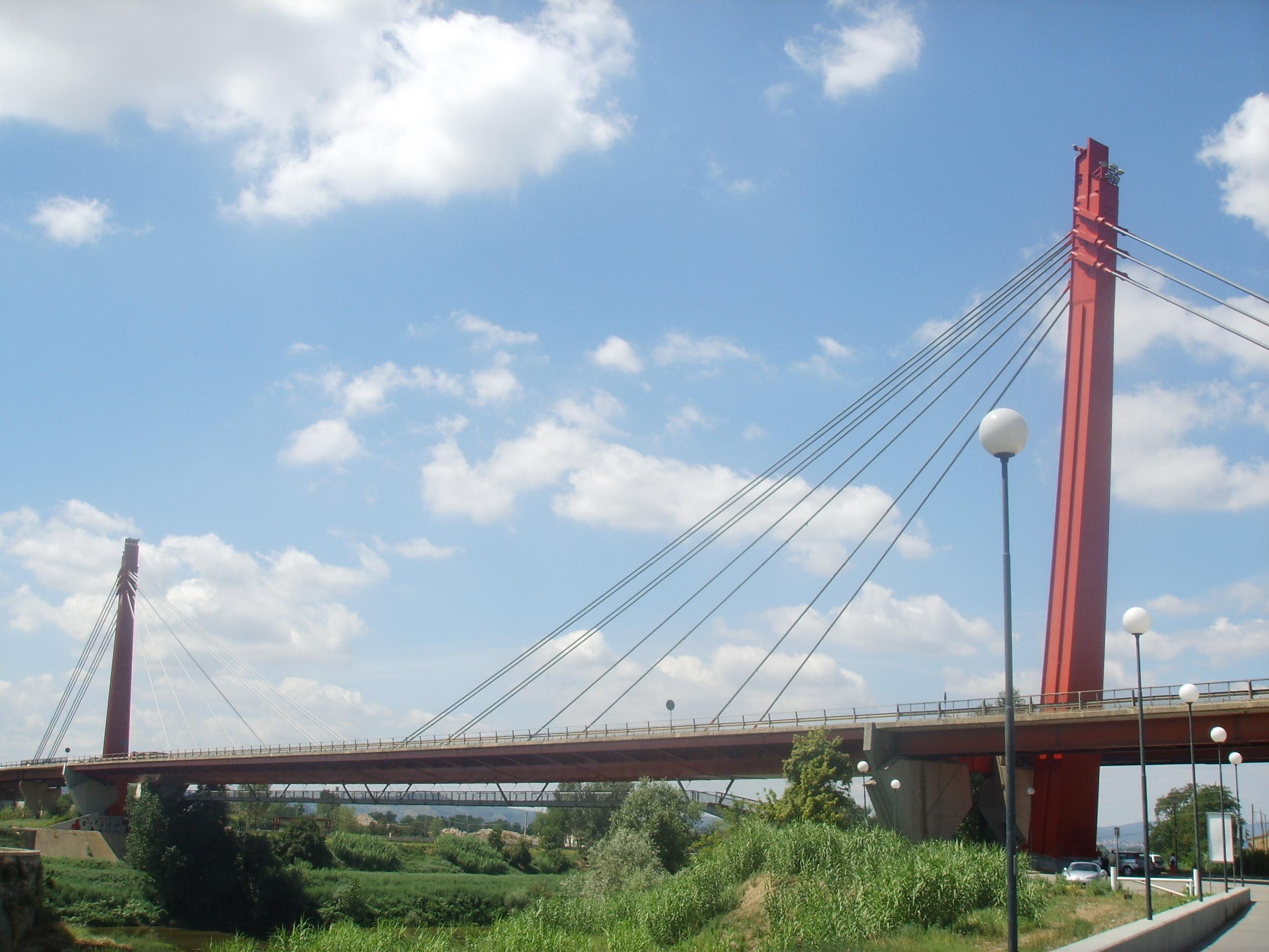 Il viadotto dell'Indiano: sotto al ponte è stato trovato un cadavere