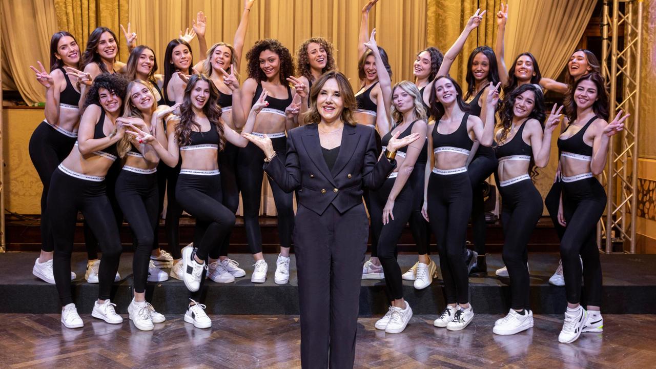 Patrizia Mirigliani e le ragazze di Miss Italia 2022