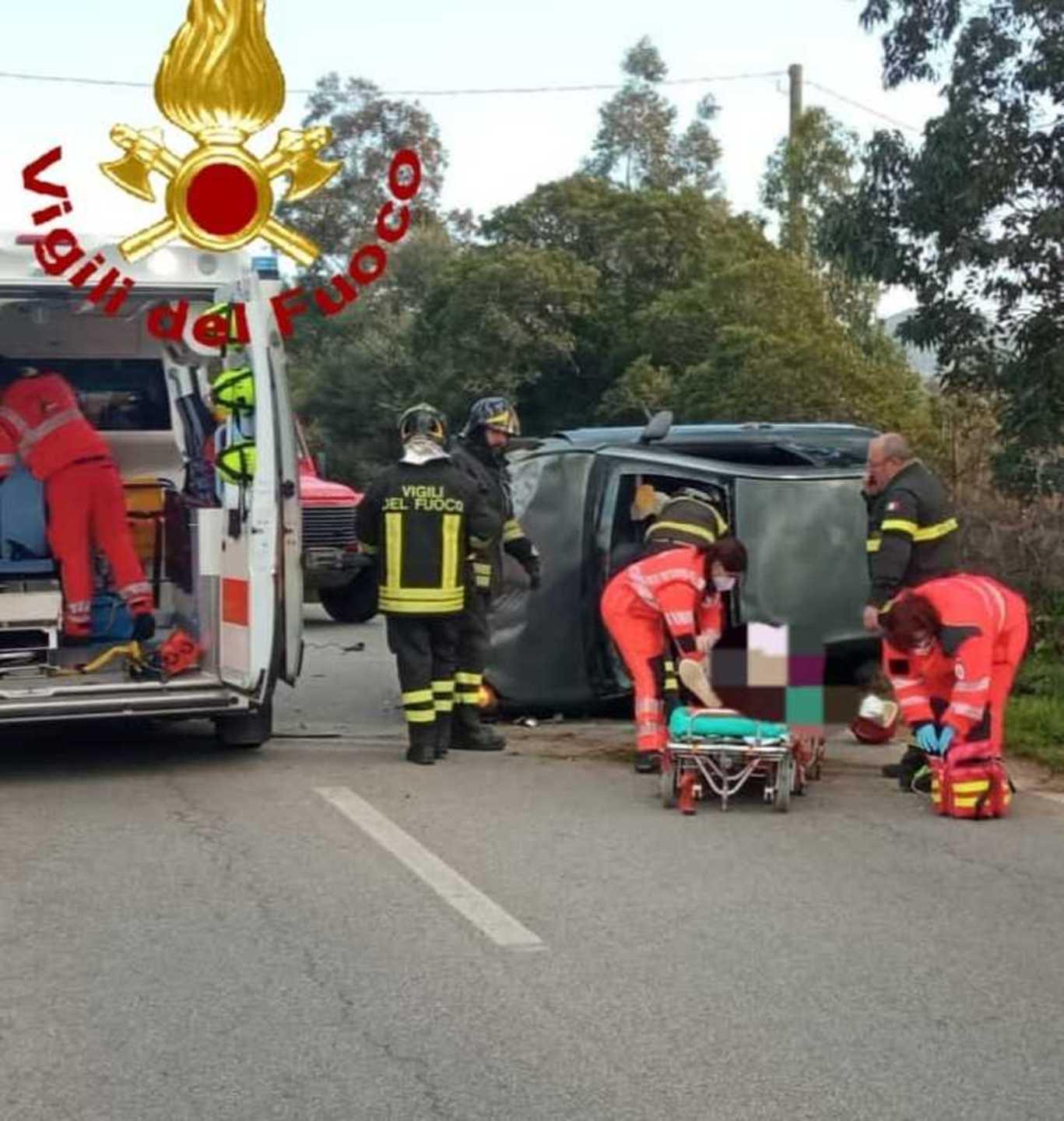 Auto esce fuori strada e si ribalta: ferita la conducente - La Nuova ...