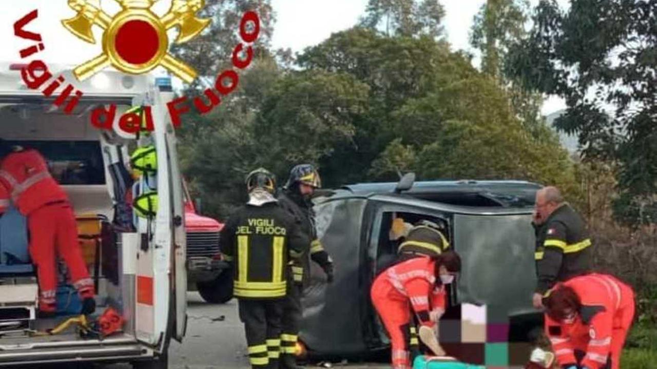 Auto esce fuori strada e si ribalta: ferita la conducente