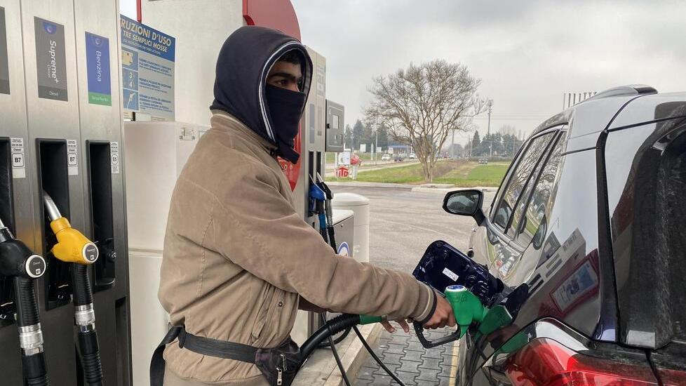A Ferrara la benzina sale a quasi 2 euro al litro. Carburanti mai così cari in dieci anni