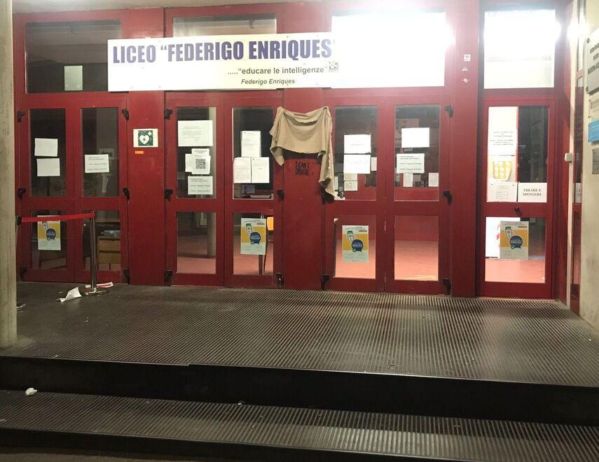 Enriques, il consiglio di istituto: «Sbagliato impiegare la polizia» 