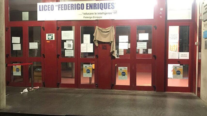 Enriques, il consiglio di istituto: «Sbagliato impiegare la polizia»