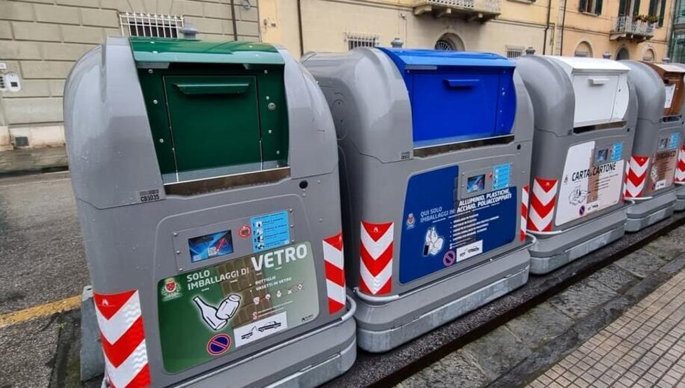 I cassonetti con apertura modificata in via Cardinale Maffi