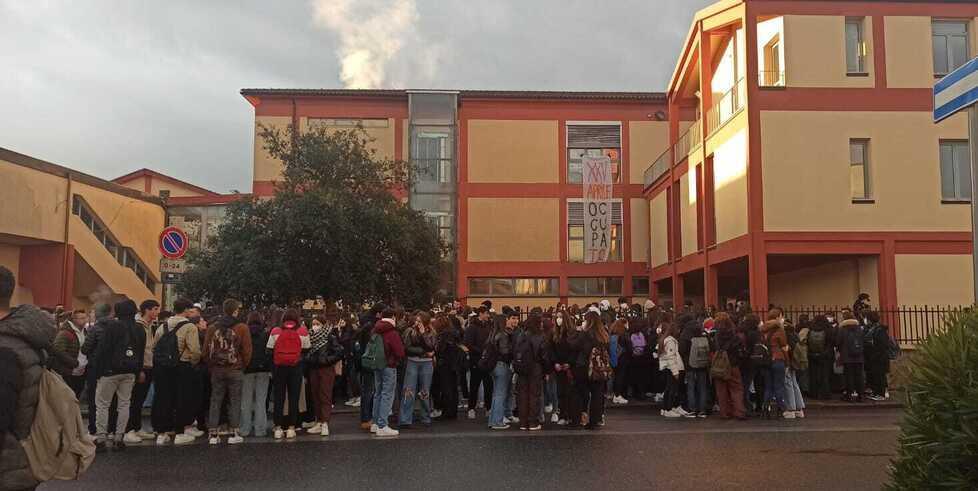 Blitz all’alba nel liceo di Pontedera: «Scuola occupata». Ma la protesta fallisce e scatta la denuncia 