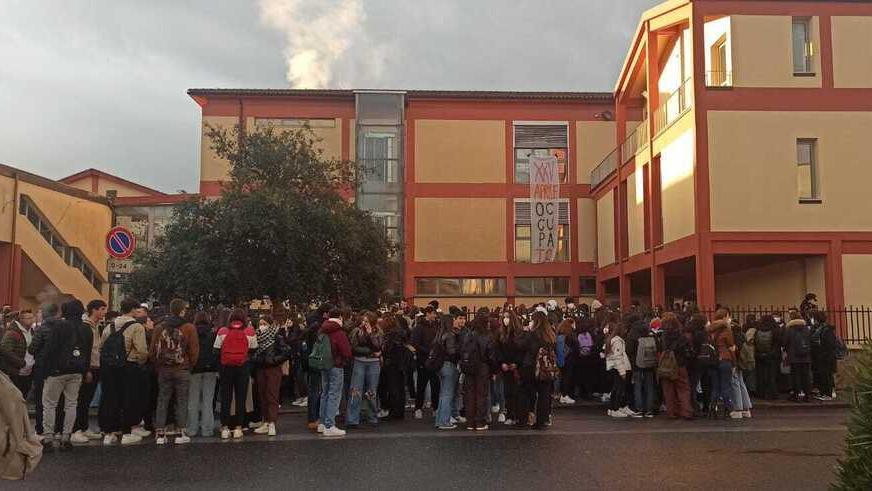 Blitz all’alba nel liceo di Pontedera: «Scuola occupata». Ma la protesta fallisce e scatta la denuncia