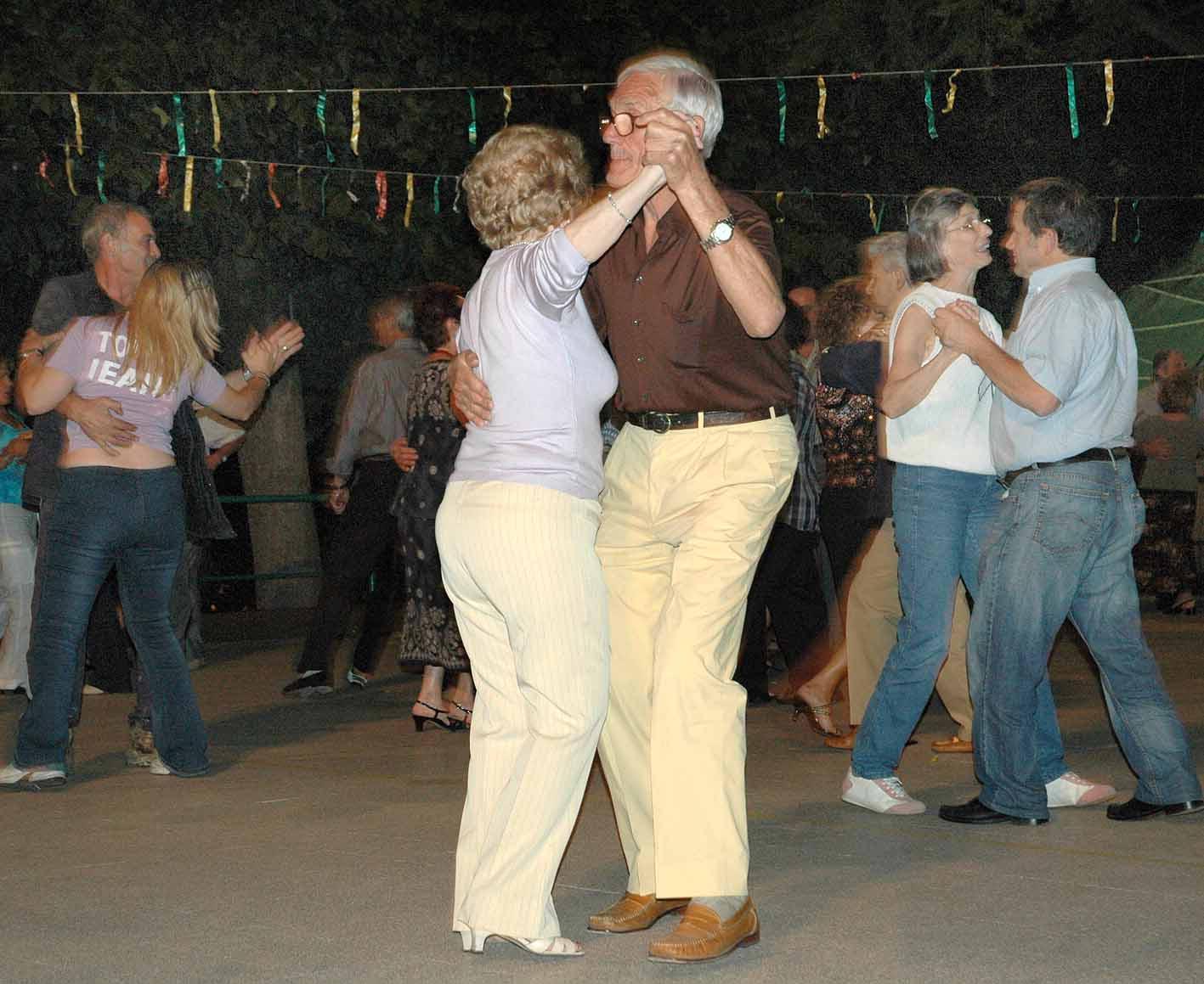 Nei centri anziani ferraresi ritorna il ballo. Ma non è semplice riabituarsi alla pista 