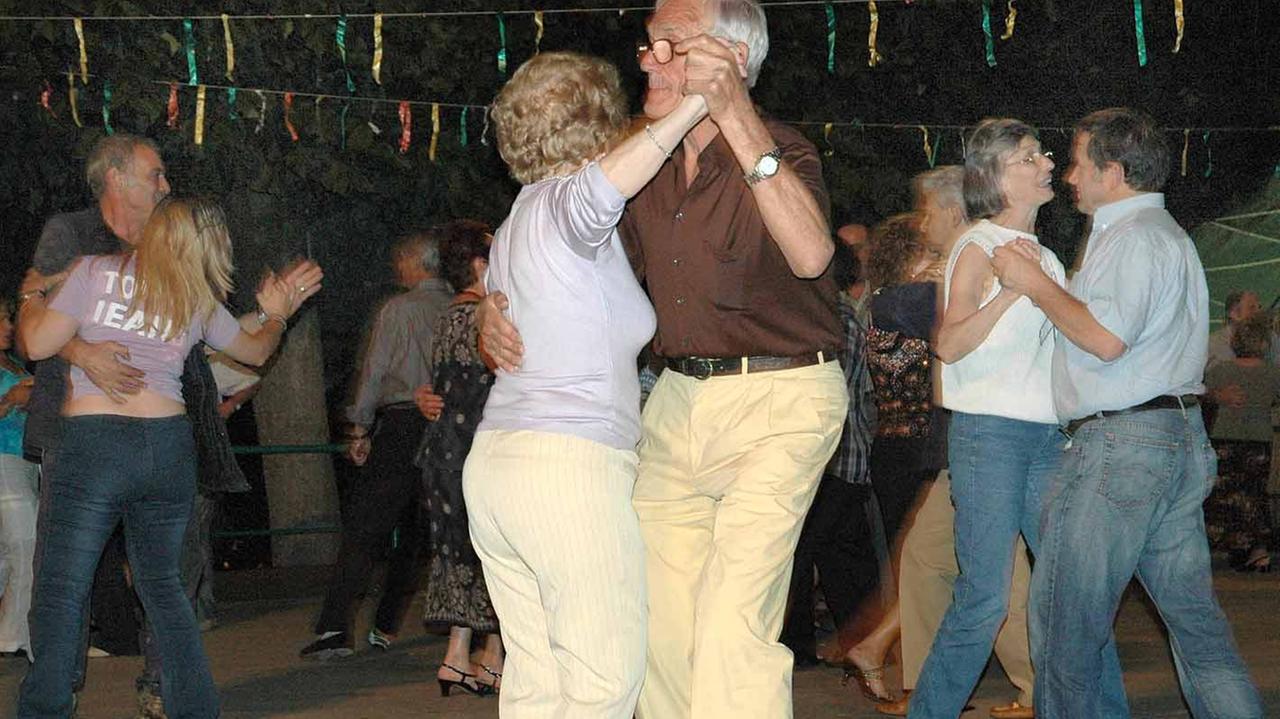 Nei centri anziani ferraresi ritorna il ballo. Ma non è semplice riabituarsi alla pista