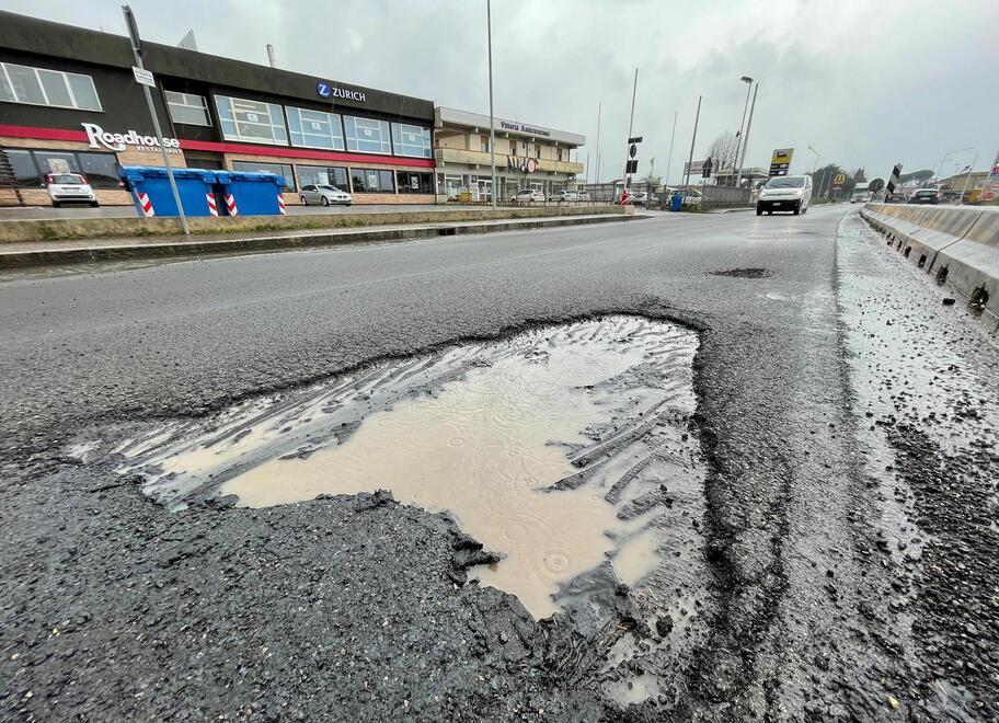 Pistoia, piove e si riaprono le buche sull’asfalto appena steso 