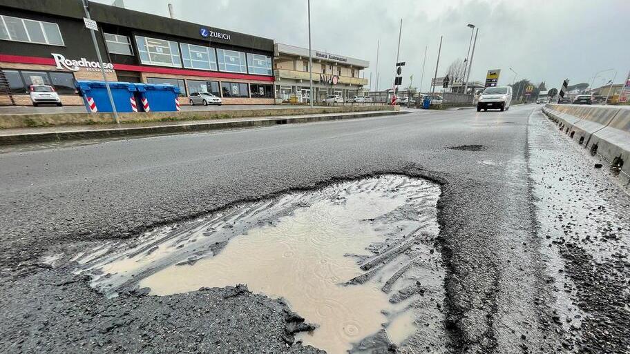 Pistoia, piove e si riaprono le buche sull’asfalto appena steso