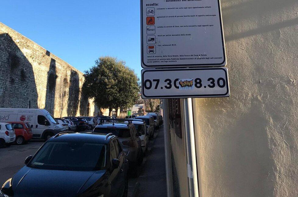 Il cartello in via San Fabiano con gli orari di accesso consentito alla Ztl
