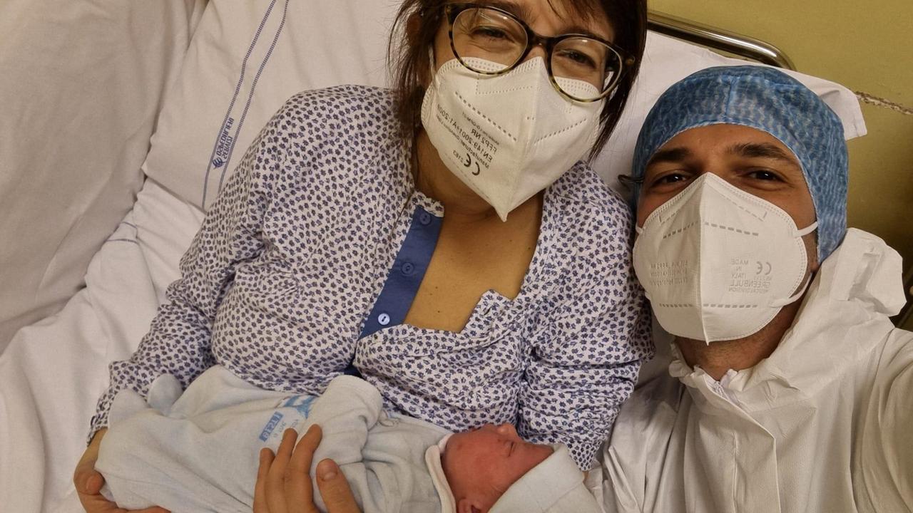 Mamma Caterina, papà Francesco e il piccolo Niccolò. Il suo è stato un parto speciale a causa della positività della madre