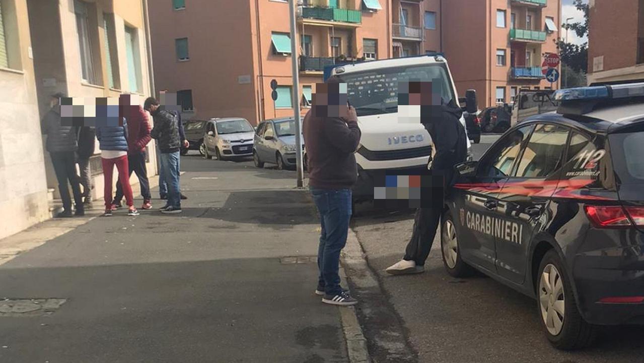 I carabinieri sotto casa della vittima