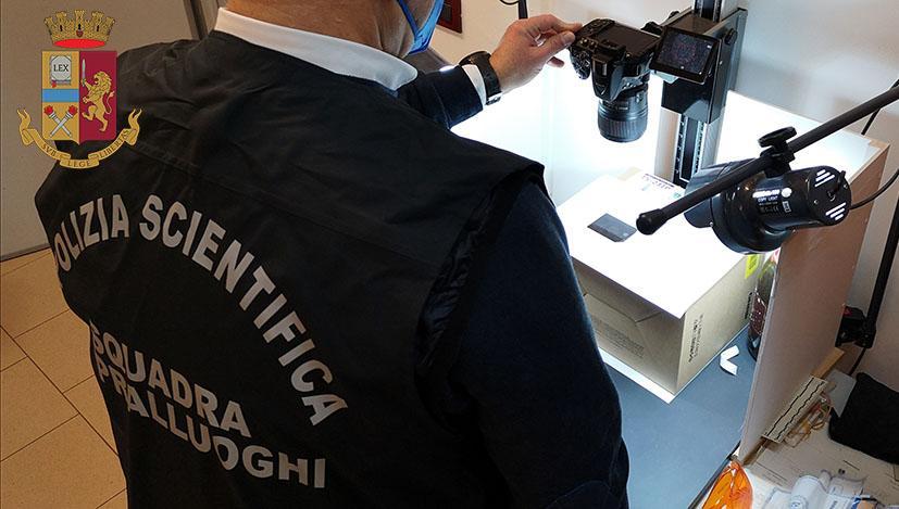 Sassuolo, ruba 10mila euro in denaro e gioielli in una casa. Ladra scoperta dalla scientifica della polizia grazie alle impronte digitali