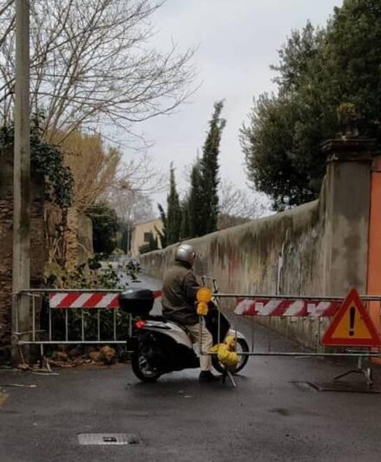 Muro crollato in via dell'Ambrogiana, strada ancora chiusa: «Un disagio per tutti» 