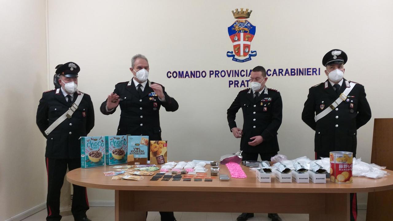 La conferenza stampa dei carabinieri, dopo l'arresto dello spacciatore