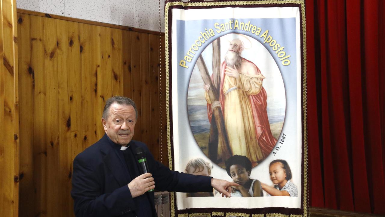 Il parroco emerito di Sant'Andrea, don Edoardo Medori, all'interno della parrocchia di cui è ancora collaboratore