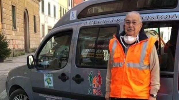 Jacopino (Pino) Porcedda accanto al suo Fiat Doblò