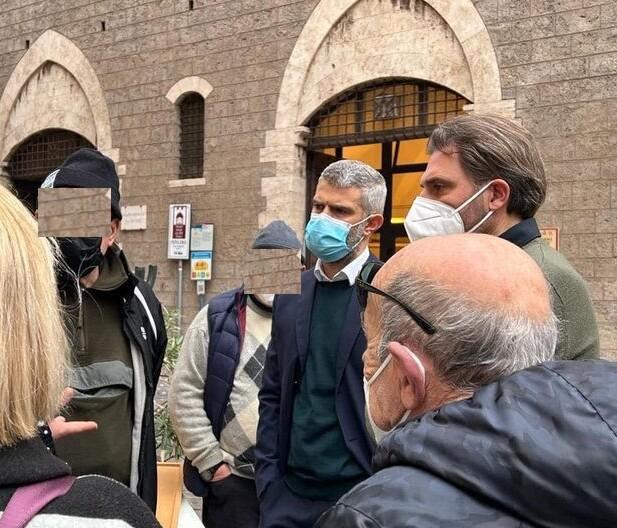 Il sindaco Ferrari e l’assessore Ceccarelli durante la protesta