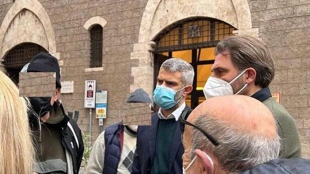 Il sindaco Ferrari e l’assessore Ceccarelli durante la protesta