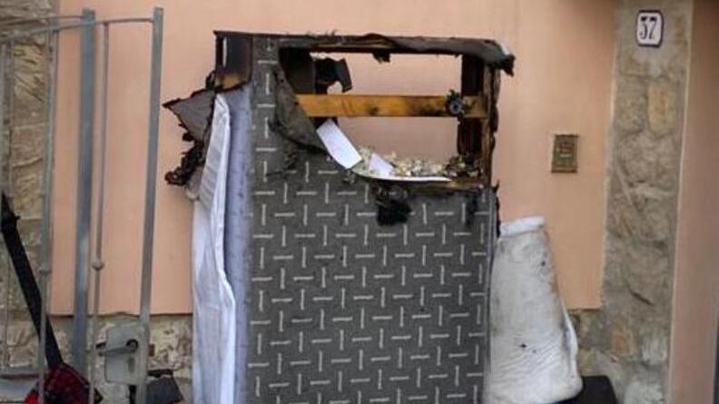 Fiamme in una casa di via Ninci per un cortocircuito in salotto