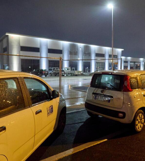 Le auto del personale dell’Asl davanti al cantiere dove è avvenuto l’infortunio