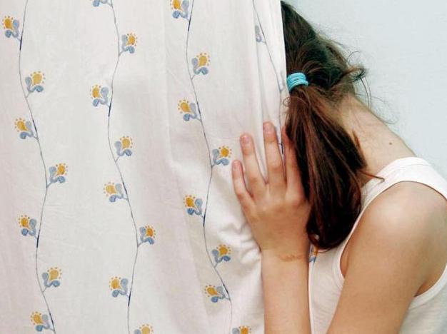 Abusi su una 12enne, lo zio si difende 